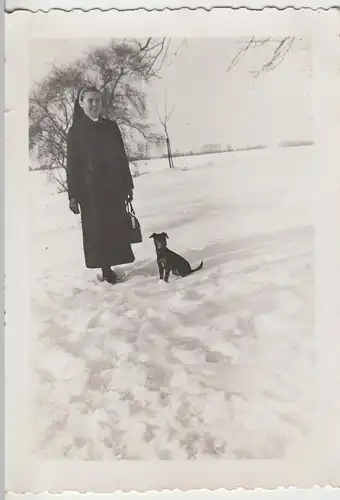 (F10052) Orig. Foto Ordensschwester mit Hund, Winter 1930/40er