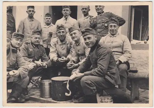 (F10045) Orig. Foto deutsche Soldaten schälen Kartoffeln, Küchendienst 1930/40er