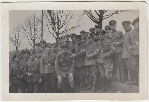 (F10043) Orig. Foto deutsche Soldaten versammelt auf einer Treppe, Dortmund vor