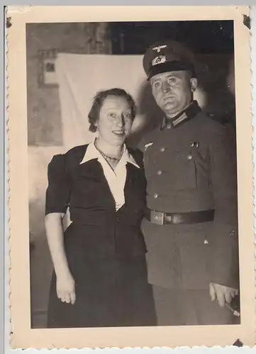 (F10040) Orig. Foto deutscher Soldat mit Frau, vor 1945