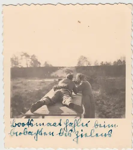 (F10032) Orig. Foto deutsche Soldaten Schießübung, Bootsmaat Hafler mit Schütze