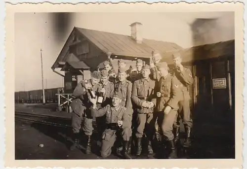 (F1003) Orig. Foto Wehrmacht-Unterkunft a. Bahnhof, Fahrt n. Russland 1942