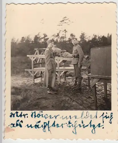 (F10028) Orig. Foto deutsche Soldaten Schießübung, nächster Schütze meldet sicht