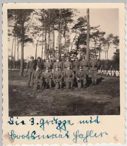 (F10025) Orig. Foto deutsche Soldaten im Wald, 3. Gruppe m. Bootsmaat Hafler 193