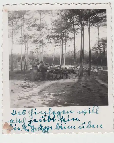 (F10023) Orig. Foto deutsche Soldaten im Wald, Üben des Hinlegens, 1930/40er