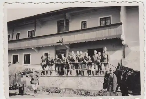 (F1002) Orig. Foto Gruppe Wehrmacht-Soldaten vor Gebäude, 1940er