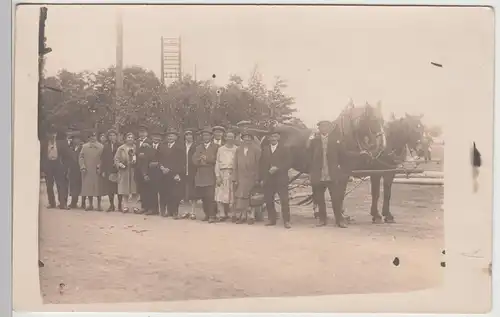 (F10001) Orig. Foto Personen vor einem Pferdegespann, 1920/30er