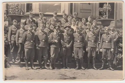 (F1000) Orig. Foto Gruppe Wehrmacht-Soldaten vor Gebäude, 1940er