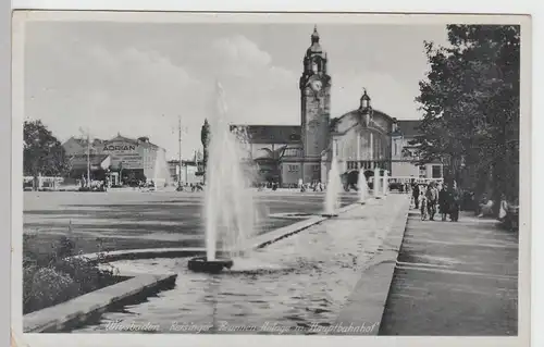(97677) AK Wiesbaden, Hauptbahnhof, Reisinger Brunnen Anlage 1942