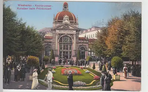 (84831) AK Wiesbaden, Kochbrunnen, Kurleben beim Frühkonzert, vor 1920