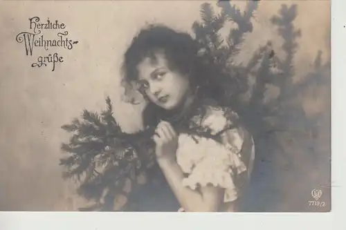 (108032) Foto AK Weihnachten, Mädchen mit Tannenzweigen 1918