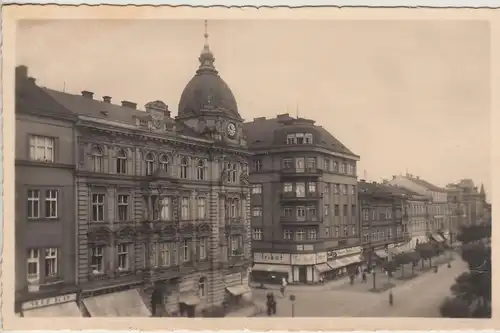 (108071) Foto AK Pilsen, Plzen, Straßenansicht, Geschäfte, Trikot, vor 1945