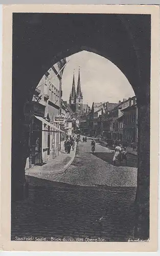 (98665) AK Saalfeld, Saale, Stadtkirche, Blick durch Oberes Tor, vor 1945