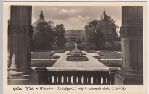 (60085) Foto AK Gotha, Blick v. Museum a. Denkmalsplatz u. Schloß, 1941