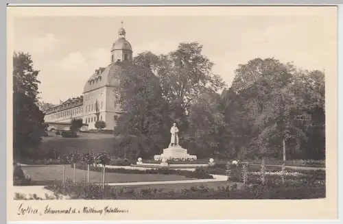 (52585) AK Gotha, Schloss Friedenstein, Kriegerdenkmal, vor 1945