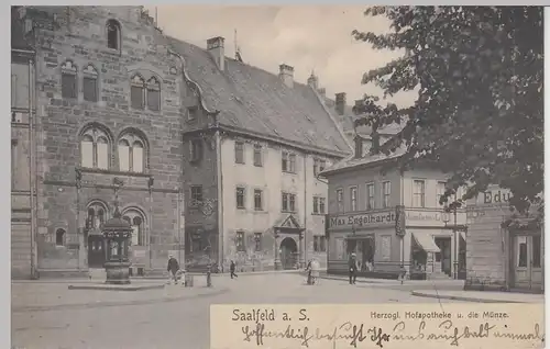 (104758) AK Saalfeld a.S., Herzogl. Hofapotheke u. die Mütze, 1907