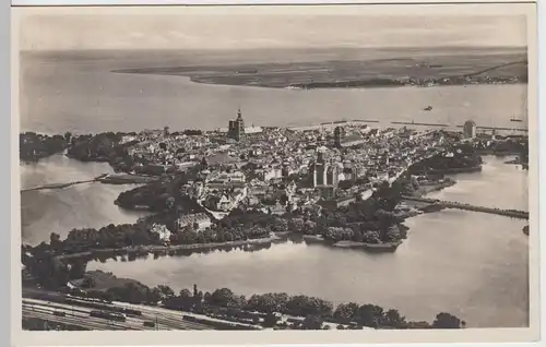 (55389) Foto AK Stralsund, Panorama Altstadt, Luftbild, vor 1945