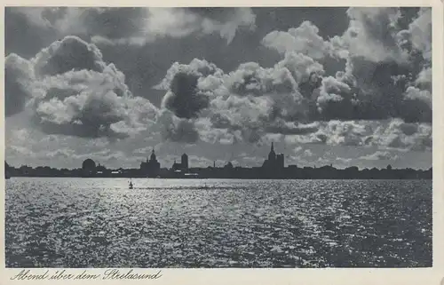 (107967) AK Abend über dem Strelasund, Stralsund 1940