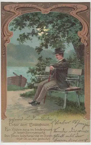 (76926) AK "Unter dem Lindenbaum", Herr sitzt auf Bank, Prägekarte 1904