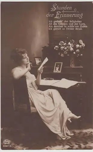 (114208) Foto AK junge Frau am Schreibtisch >Stunden der Erinnerung< 1918