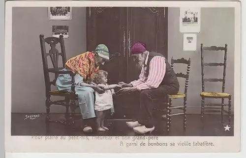 (103207) Foto AK älteres Paar mit Kleinkind, französische Karte m. Spruch, color