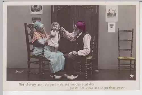 (103206) Foto AK älteres Paar mit Kleinkind, französische Karte m. Spruch, color