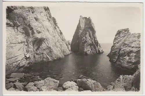 (8223) Foto AK Costa Brava, Felsenküste, nach 1945