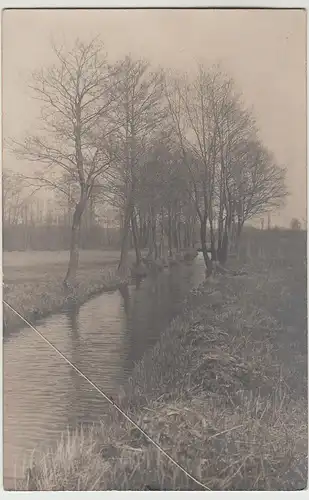 (107139) Foto AK Bäume an Bachlauf, Kanal, Stempel Berlin, Aufnahme Osterausflug