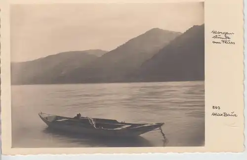 (100307) Foto AK Morgenstunde am Fluss, Boot, Berge, Ort unbekannt