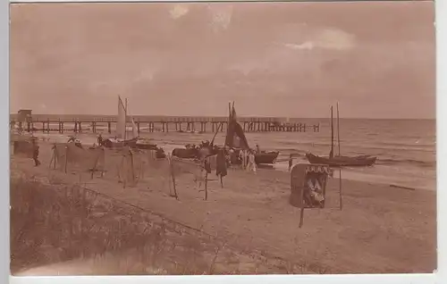 (100305) Foto AK Meer, Strand, Fischernetze, Segelboote, vor 1945