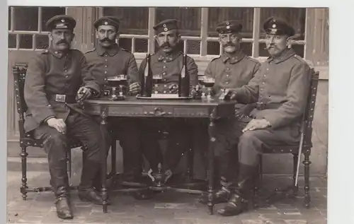 (89585) Foto AK 1.WK Soldaten, Gruppenbild am Tisch, Westfront