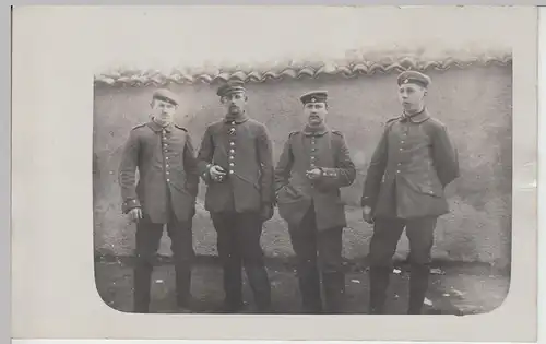 (89580) Foto AK 1.WK Soldaten, Gruppenbild vor einer Mauer, St. Mihiel 1915