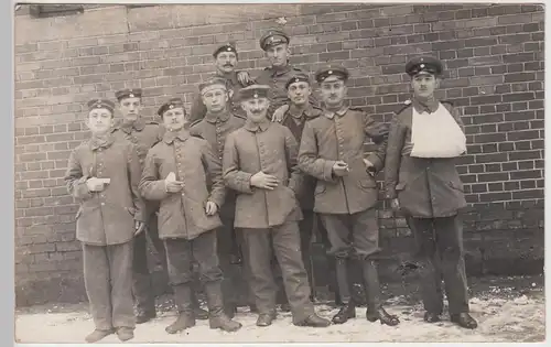 (89579) Foto AK 1.WK Soldaten, Gruppenbild im Freien, Feldpost Nürnberg 1915