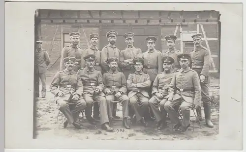 (89576) Foto AK 1.WK Soldaten, Gruppenbild vor Scheune, Fürth 1915