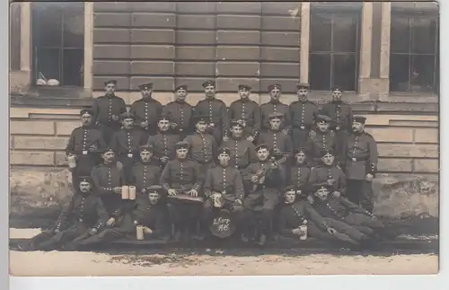 (87730) Foto AK 1. WK, Soldaten, Gruppenbild vor Gebäude, 2. Korp. 1915