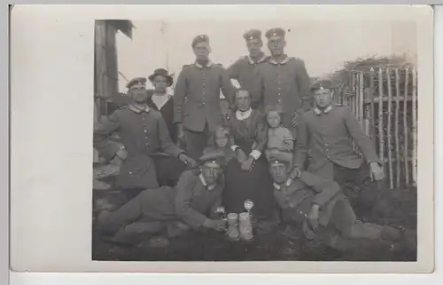 (87729) Foto AK 1. WK, Soldaten, Gruppenbild, Frau, Kinder 1914-18