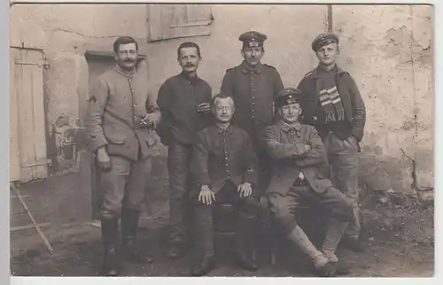 (84392) Foto AK Soldaten, Gruppenbild vor Gebäude, 1. WK, bis 1918