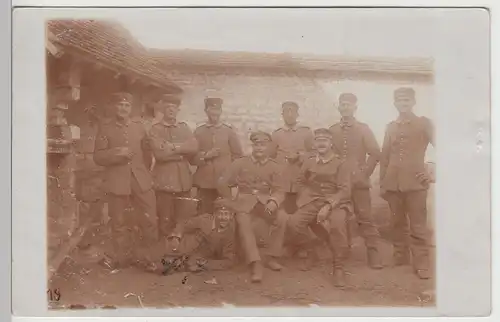 (84389) orig. Foto Soldaten, 1. WK, Gruppenbild vor Gebäude 1915