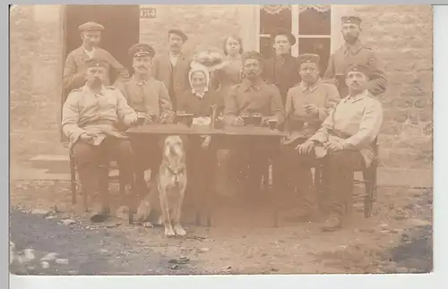 (84388) orig. Foto 1. WK, Soldaten, Gruppenbild mit Zivilisten, bis 1918