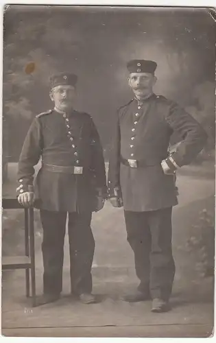 (84046) orig. Foto 1. WK, Soldaten im Fotoatelier, 1914-18