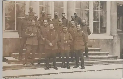 (83016) Foto AK 1.WK Soldaten m. Eisernem Kreuz vor Gebäude 1914-18
