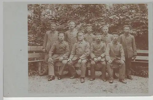 (83015) Foto AK 1.WK Soldaten, Gruppenbild auf Parkbank 1914-18