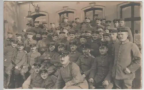 (83014) Foto AK 1.WK Soldaten, Gruppenbild vor Gebäude, 1914-18