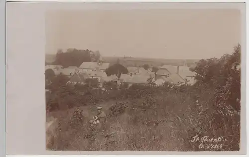 (80606) Foto AK St. Quentin, Soldat mit Hund, Blick über die Dächer 1914-18