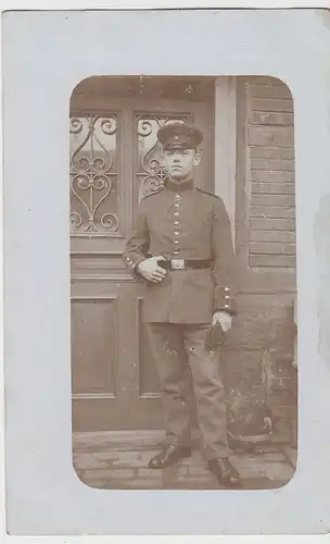 (80380) orig. Foto 1.WK Soldat, Porträt vor Hauseingang, 1914-18