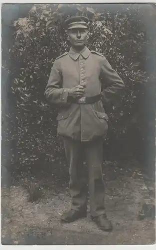 (80379) orig. Foto 1.WK Soldat, Porträt im Freien, 1914-18