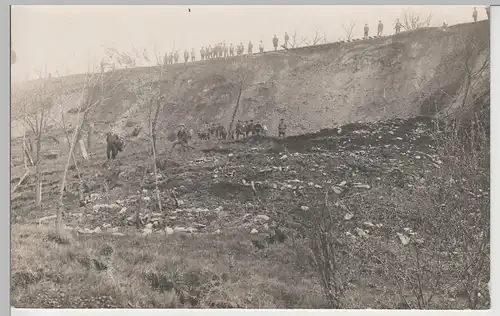 (80354) AK 1.WK Soldaten und Zivilisten am Steilhang, 1914-18