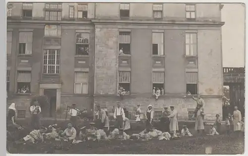 (80353) orig. Foto 1.WK Soldaten mit Sense vor großem Gebäude, 1914-18