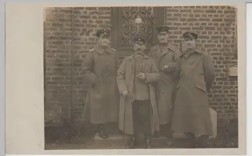 (80339) Foto AK 1.WK Soldaten, Gruppenfoto vor Gebäude, 1914-18