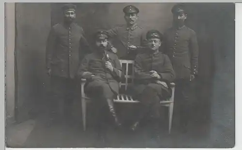 (80333) orig. Foto 1. WK Soldaten, Gruppenfoto mit Sitzbank, 1914-18